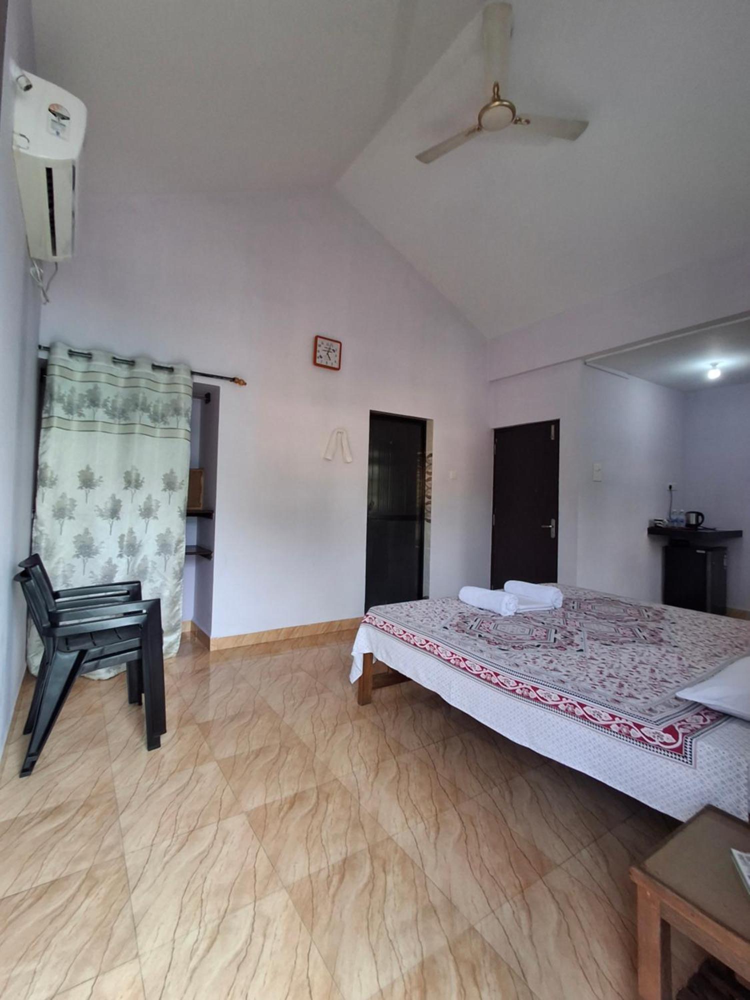 Lobo'S Guesthouse Cavelossim Exterior foto